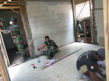 Berikut Pemasangan Keramik Aladin Program TMMD 110 Bojonegoro
